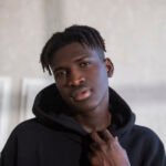 coup moyen homme portant un sweat a capuche