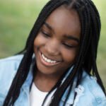 smiley adolescente noire se detendre a l exterieur